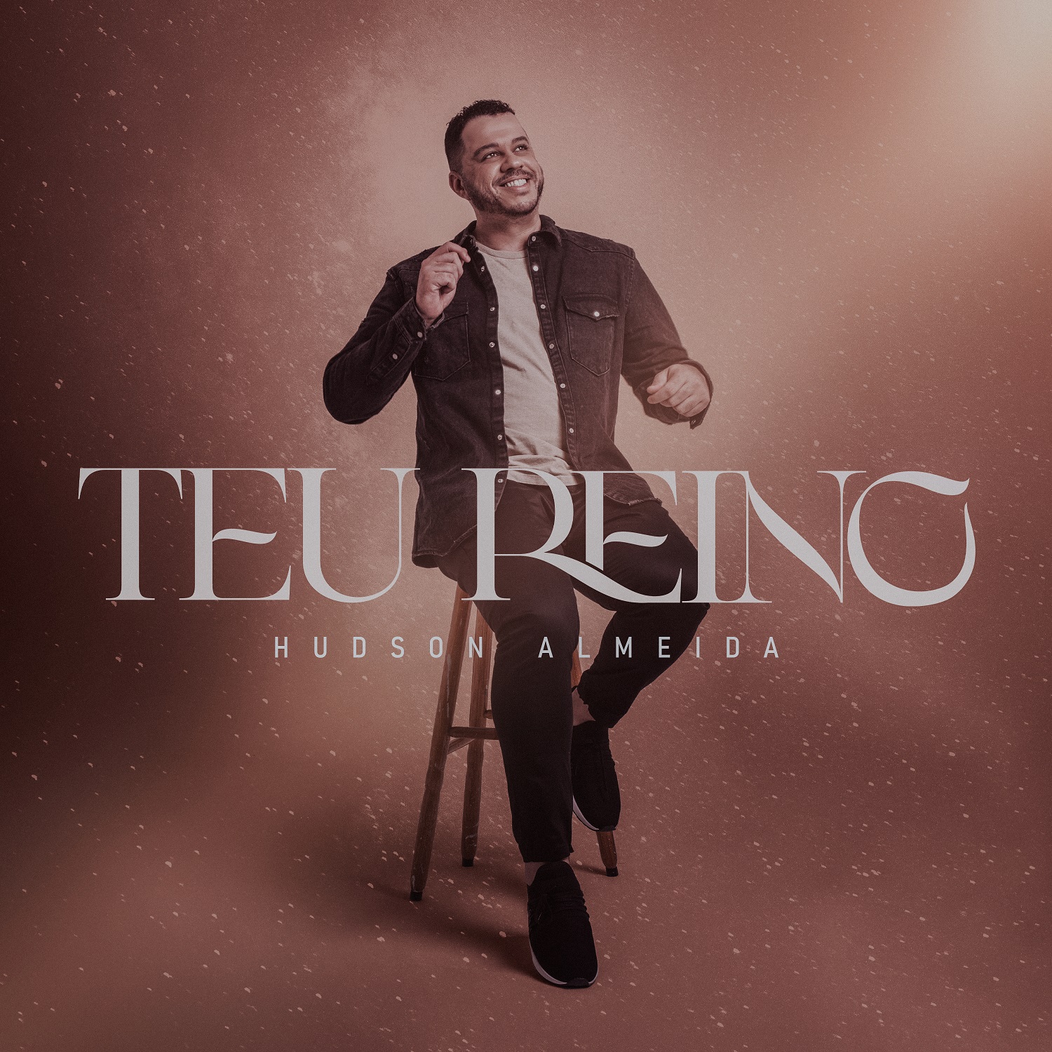 Hudson Almeida declara o senhorio de Cristo cantando “Teu Reino”